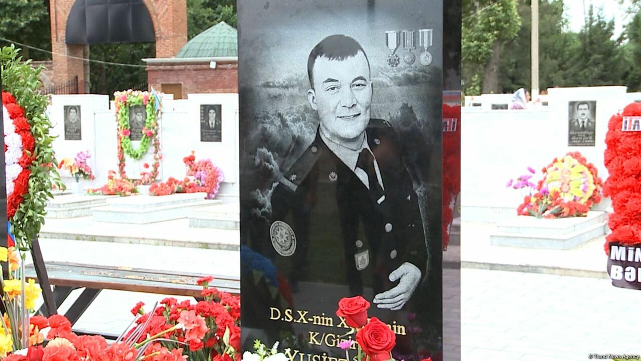 Тысячи людей пришли почтить память шехида Худаяра Юсифзаде в день его рождения