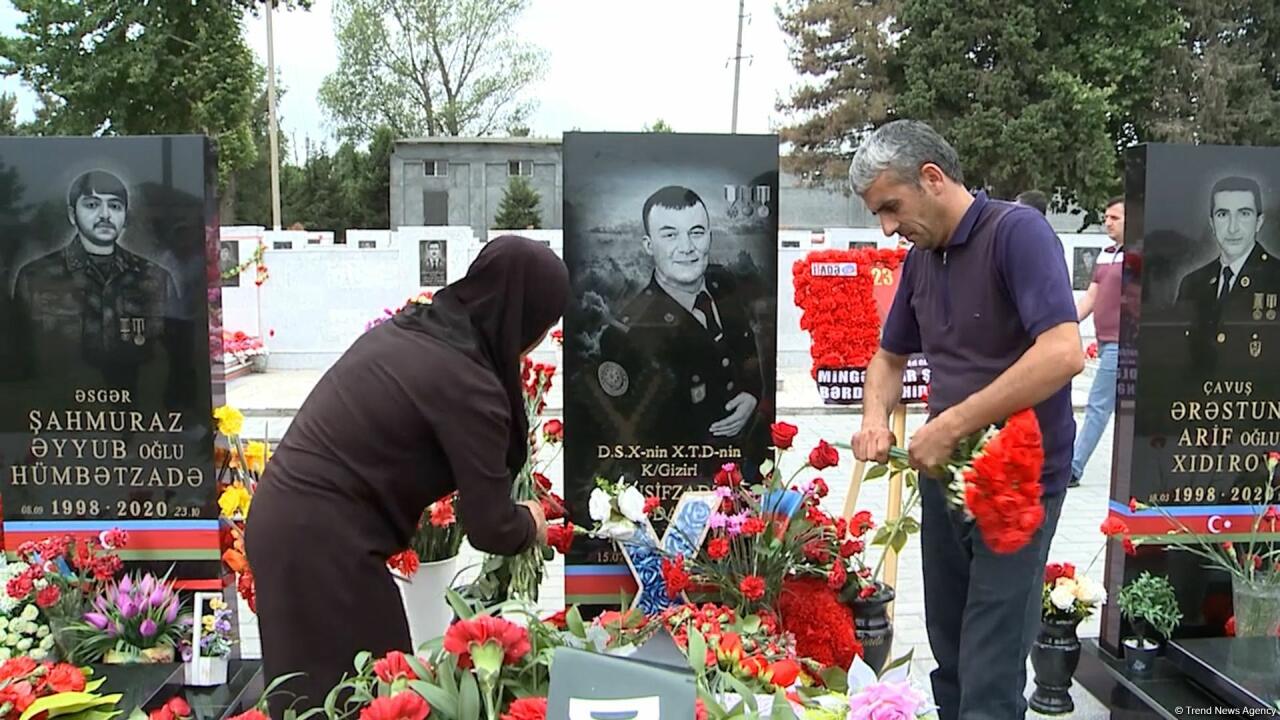 Тысячи людей пришли почтить память шехида Худаяра Юсифзаде в день его рождения