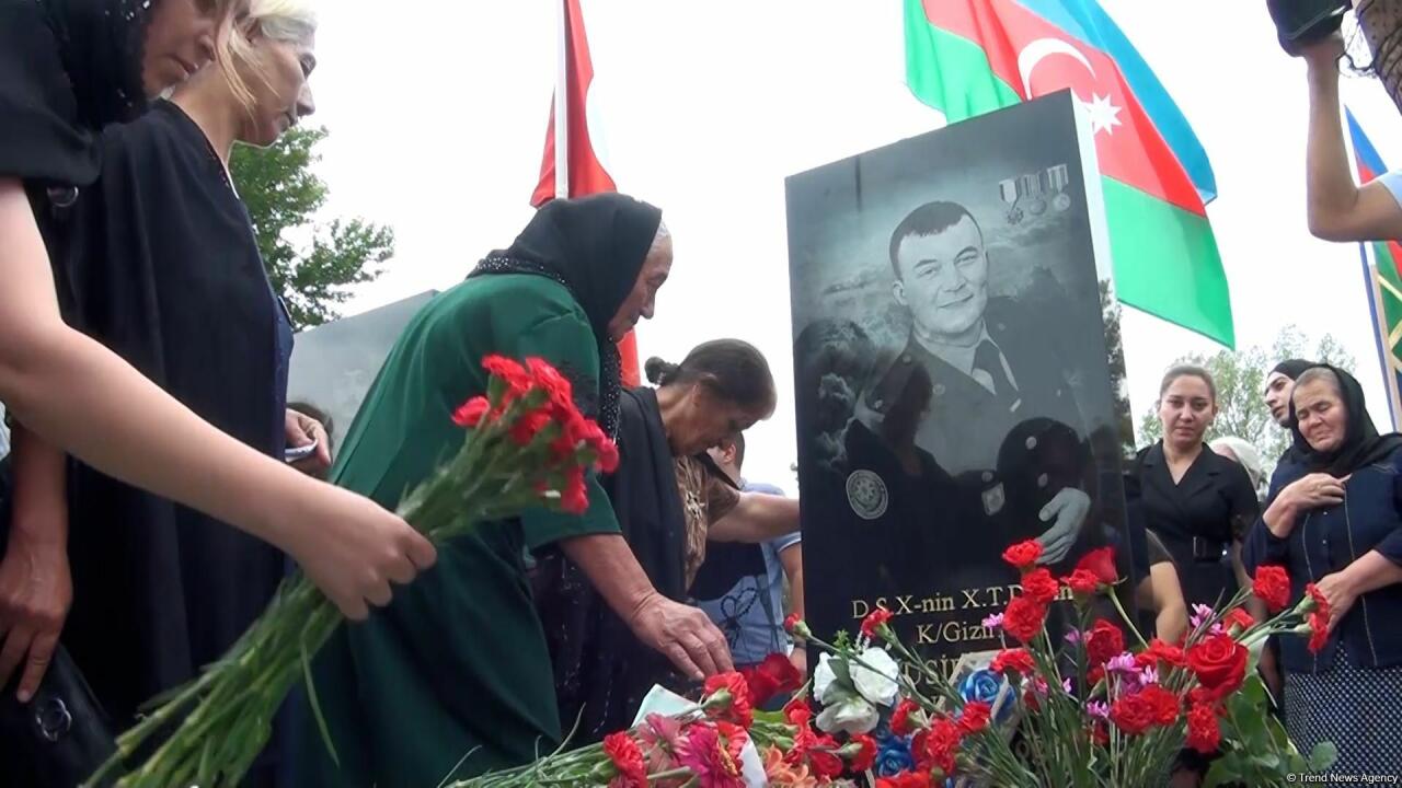 Тысячи людей пришли почтить память шехида Худаяра Юсифзаде в день его рождения