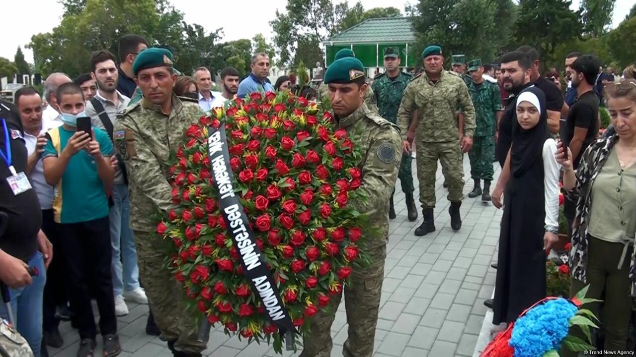 Тысячи людей пришли почтить память шехида Худаяра Юсифзаде в день его рождения
