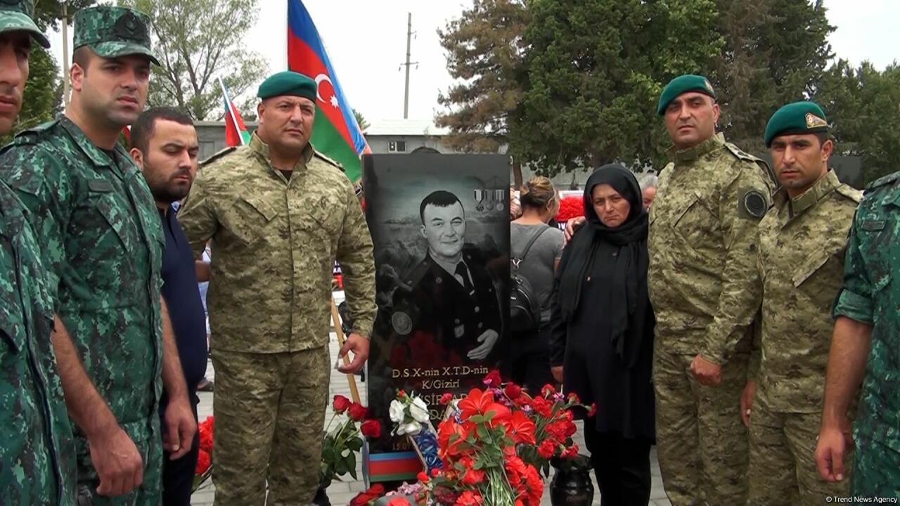 Тысячи людей пришли почтить память шехида Худаяра Юсифзаде в день его рождения