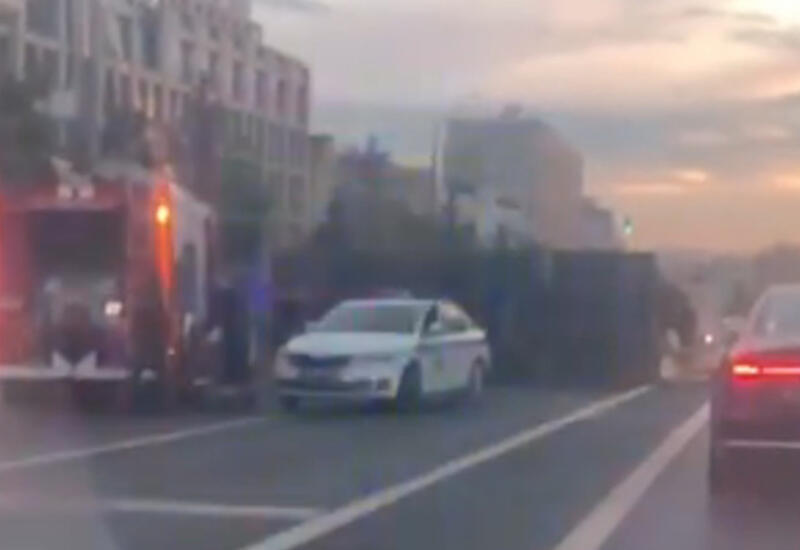 Военный грузовик перевернулся в центре Москвы