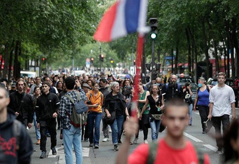 В Париже начались акции протеста из-за "санитарных пропусков"