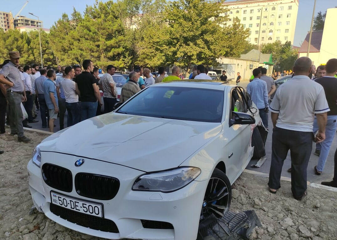 В Сумгайыте свадебный кортеж попал в аварию