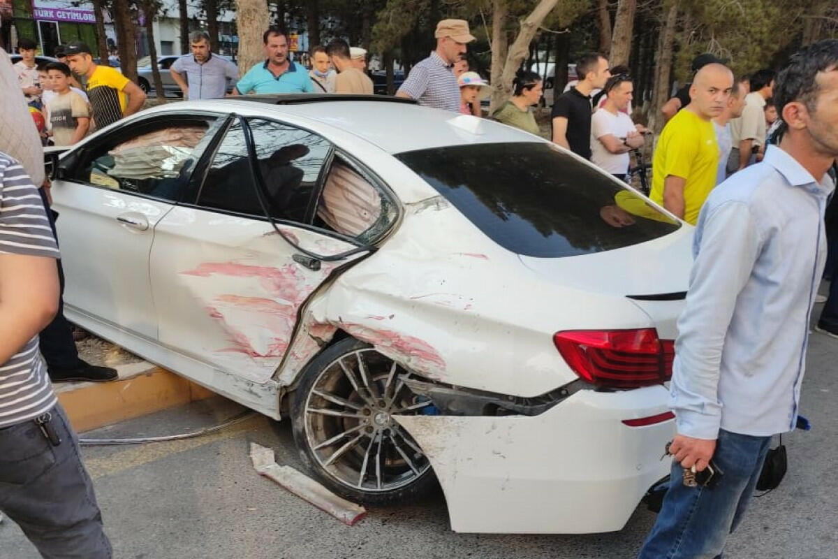 В Сумгайыте свадебный кортеж попал в аварию