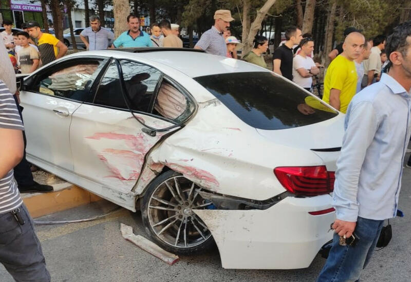 В Сумгайыте свадебный кортеж попал в аварию