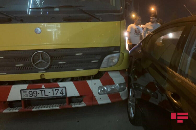В Баку столкнулись 5 машин, виновник ДТП сбежал