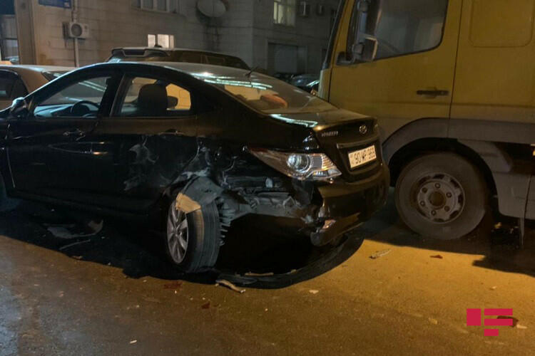 В Баку столкнулись 5 машин, виновник ДТП сбежал