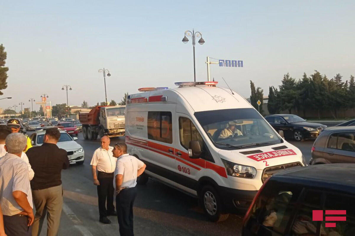 В Баку свадебный кортеж устроил крупное ДТП