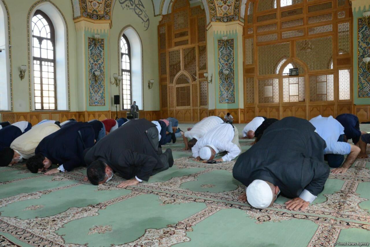 В мечетях Баку совершен праздничный намаз