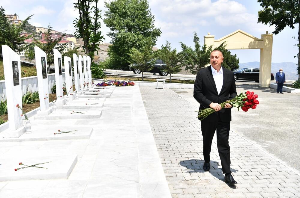 Президент Ильхам Алиев посетил Аллею шехидов в Дашкесане