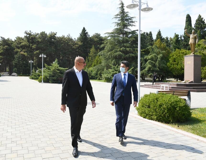 Президент Ильхам Алиев посетил памятник общенациональному лидеру в городе Нафталан
