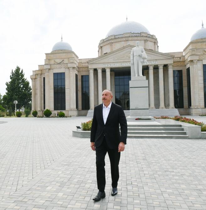 Президент Ильхам Алиев посетил памятник великому лидеру Гейдару Алиеву в Геранбое