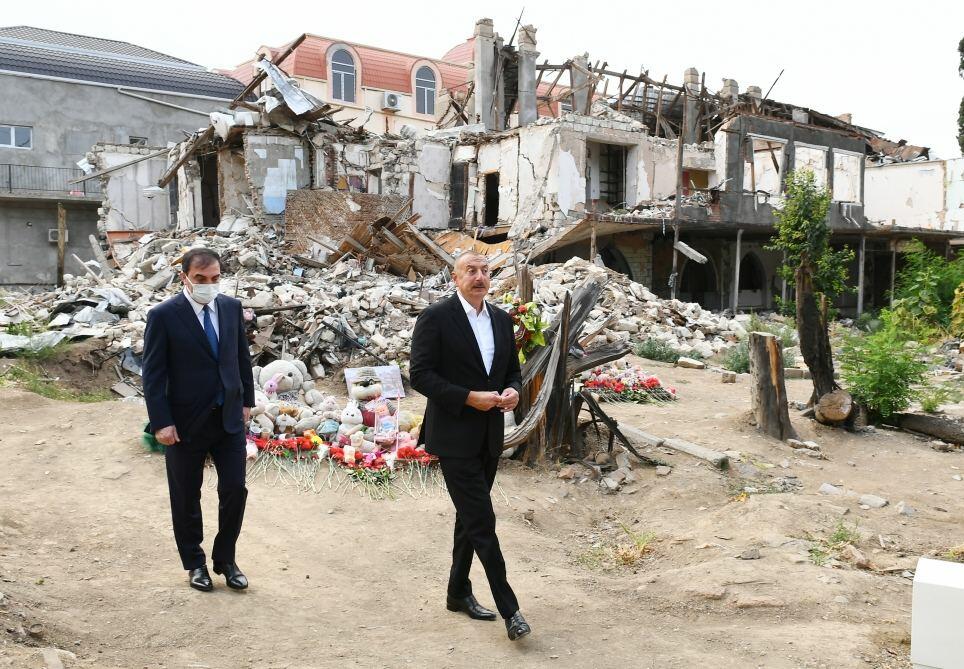 Президент Ильхам Алиев ознакомился в Гяндже с последствиями ракетных атак Армении