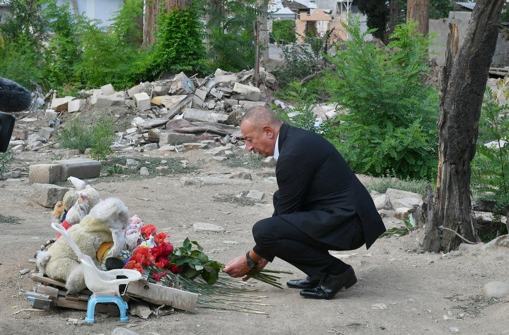 Президент Ильхам Алиев ознакомился в Гяндже с последствиями ракетных атак Армении