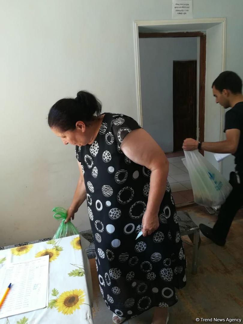 Deputat Sevil Mikayılovanın təşəbbüsü ilə Xudatda Qurban bayramı sovqatı paylanılıb