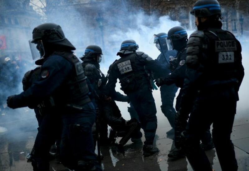 Во время протестов во Франции пострадали более 120 полицейских