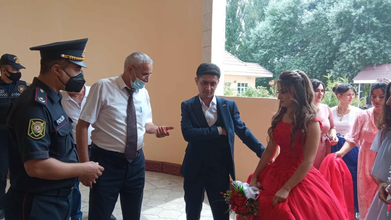 В Зардабе жениха и невесту не впустили на свадьбу