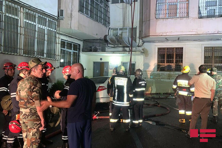 Пожар в многоэтажном здании в Баку