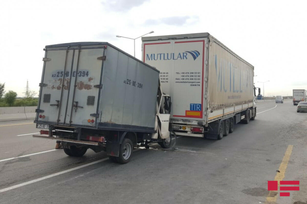 На дороге Баку-Газах столкнулись два грузовика, есть пострадавший