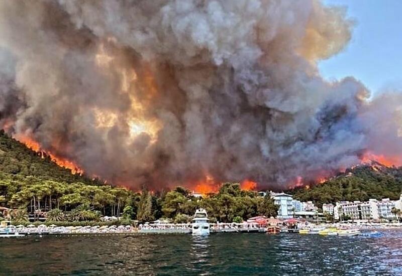 Палатки с водой и едой развернули для туристов в горящем Мармарисе