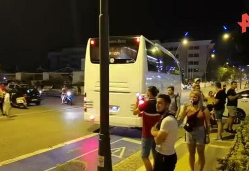 Туристов вывозят автобусами из отелей под Мармарисом