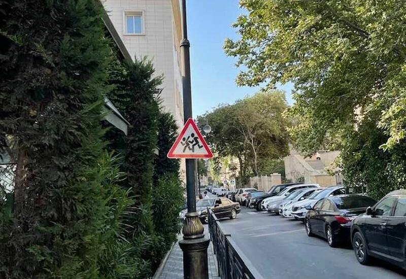 Bakıda piyada yoluna qoyulan işıq dirəyi gediş-gəlişə mane olur