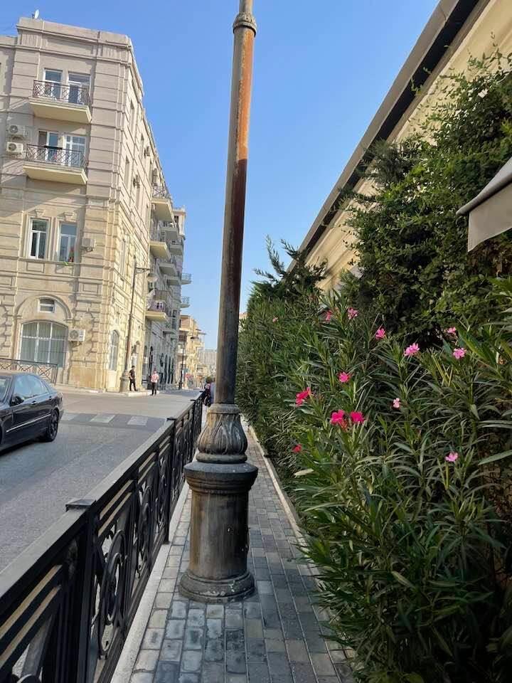 Bakıda piyada yoluna qoyulan işıq dirəyi gediş-gəlişə mane olur