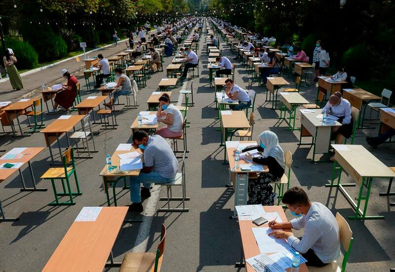 В Узбекистане экзамены в вузы проводятся под открытым небом