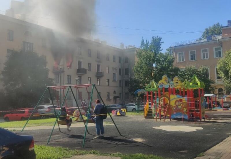 В Санкт-Петербурге дети невозмутимо наблюдали с качелей за пожаром