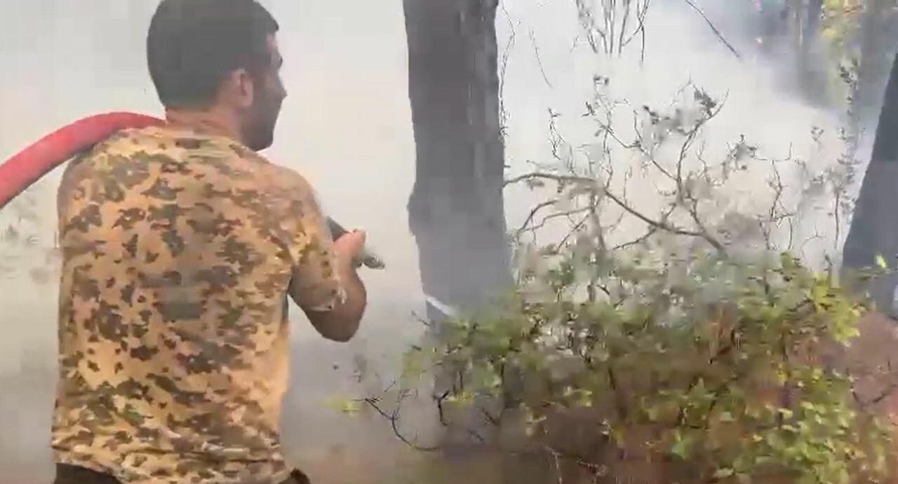 Азербайджанские спасатели борются с пожарами в Турции