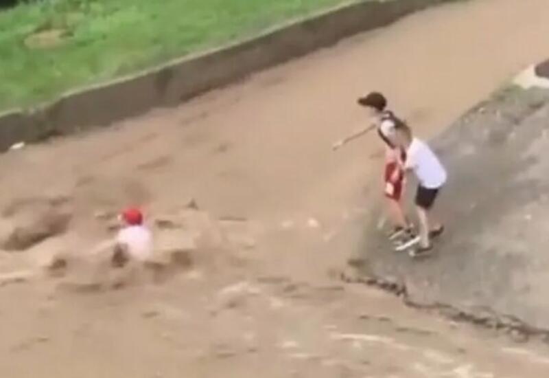 В Красноярске мальчика унесло мощным дождевым потоком