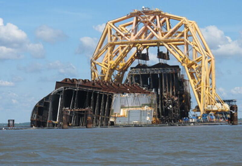 Популярные пляжи США залило нефтью