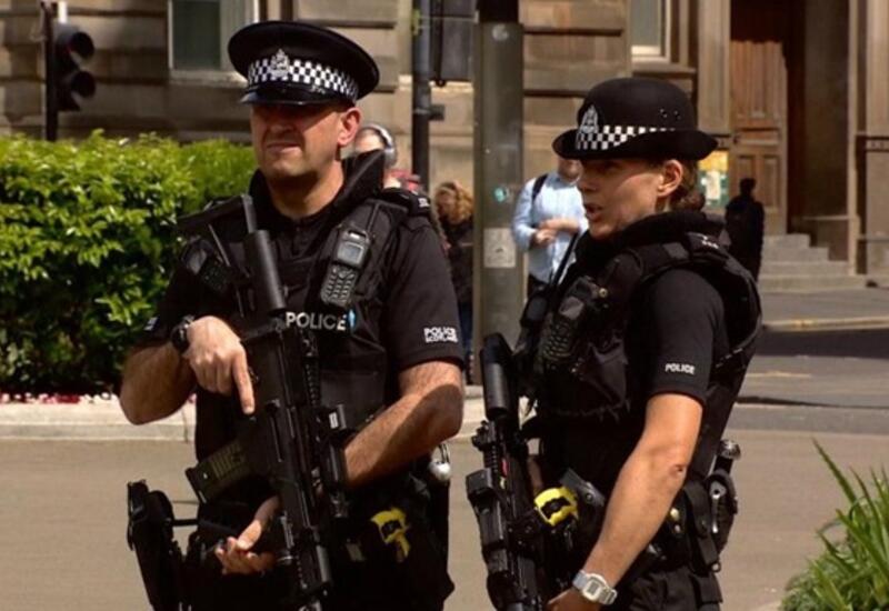 В Лондоне неизвестный с ножом напал на полицейских