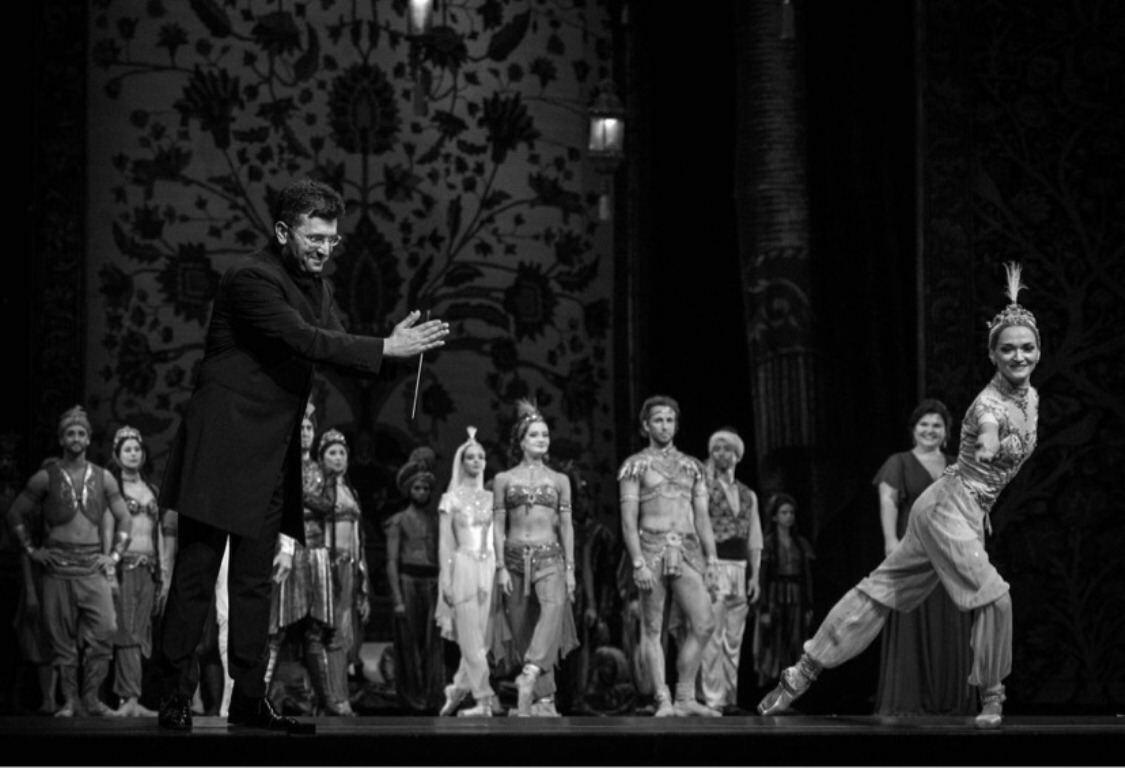Азербайджанский дирижер Эйюб Гулиев представил балет "Тысяча и одна ночь"