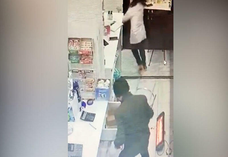 Aptekdə satıcıya hücum edərək kassanı soyan şəxs saxlanıldı