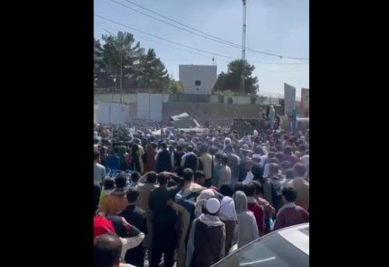 Сотни афганцев до сих пор пытаются попасть в аэропорт Кабула в надежде улететь