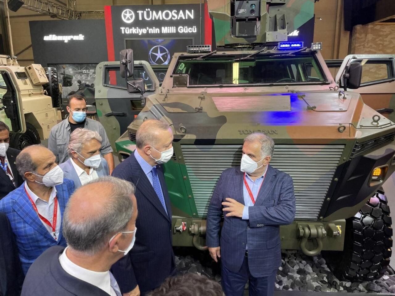 Türkiyə Prezidenti "IDEF 2021"də TÜMOSAN-nın hərbi maşını ilə yaxından maraqlanıb
