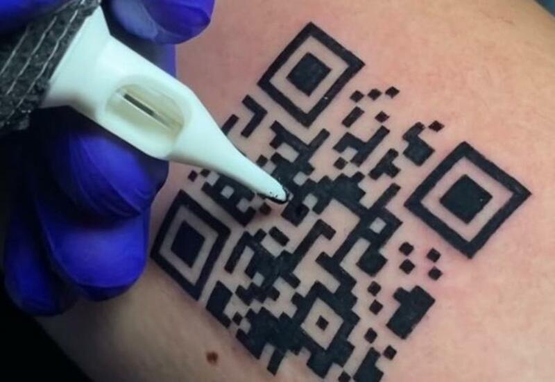 Мужчина набил себе тату с QR-кодом, чтобы его пустили в кафе