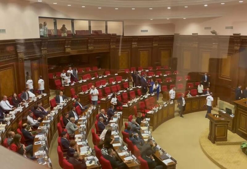 Акции протеста и беспорядки в парламенте Армении