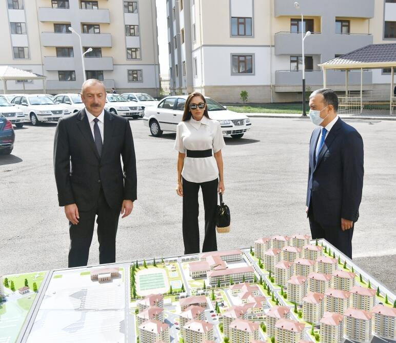 Президент Ильхам Алиев и Первая леди Мехрибан Алиева приняли участие в церемонии вручения квартир и автомобилей семьям шехидов, инвалидов войны и героев Отечественной войны
