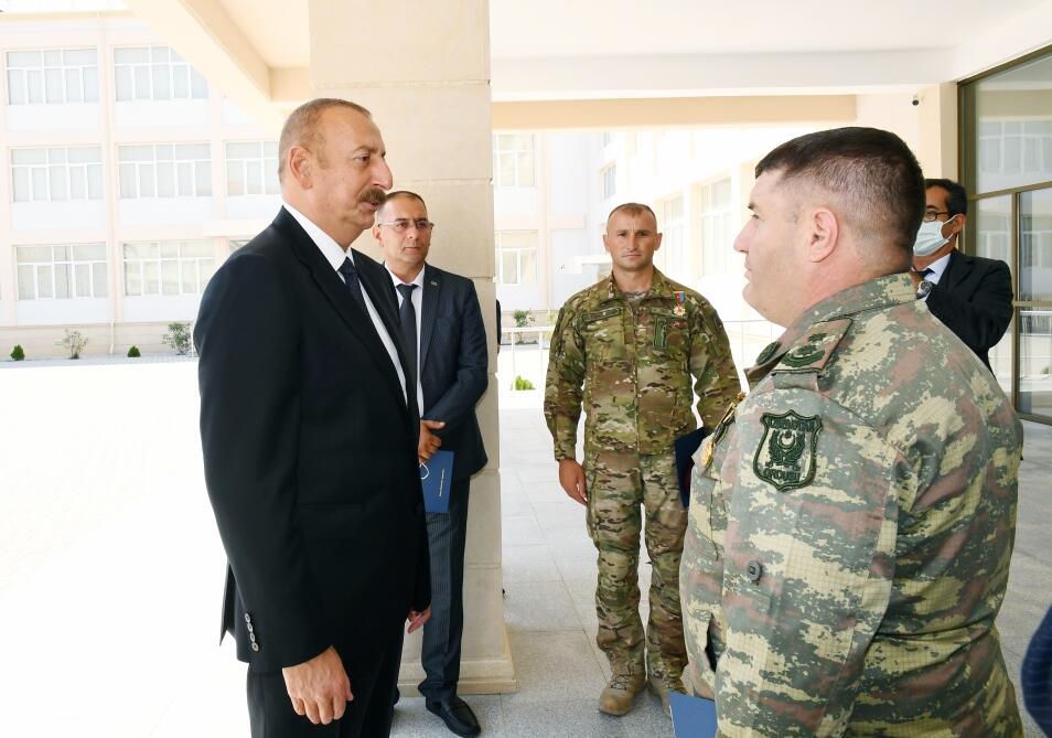 Президент Ильхам Алиев и Первая леди Мехрибан Алиева приняли участие в церемонии вручения квартир и автомобилей семьям шехидов, инвалидов войны и героев Отечественной войны