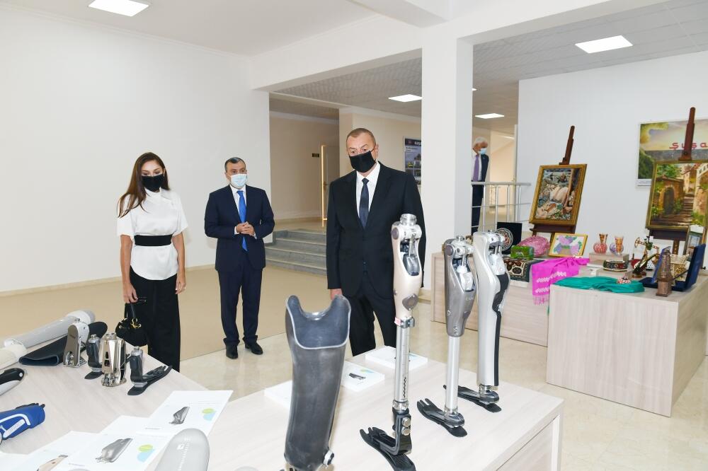 Президент Ильхам Алиев и Первая леди Мехрибан Алиева приняли участие в церемонии вручения квартир и автомобилей семьям шехидов, инвалидов войны и героев Отечественной войны