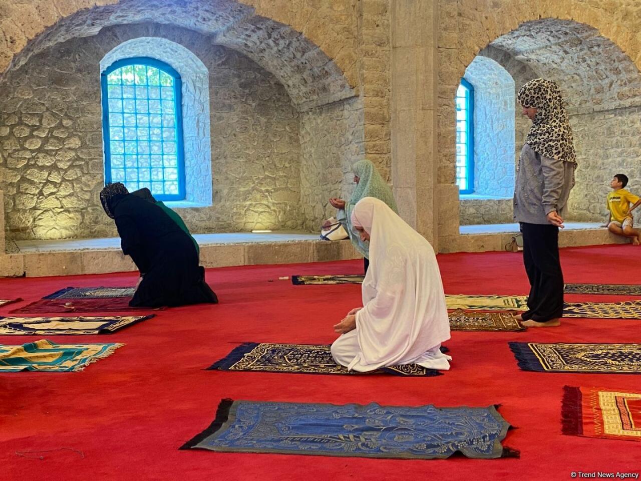 Şuşalılar Gövhər Ağa məscidində namaz qılıblar