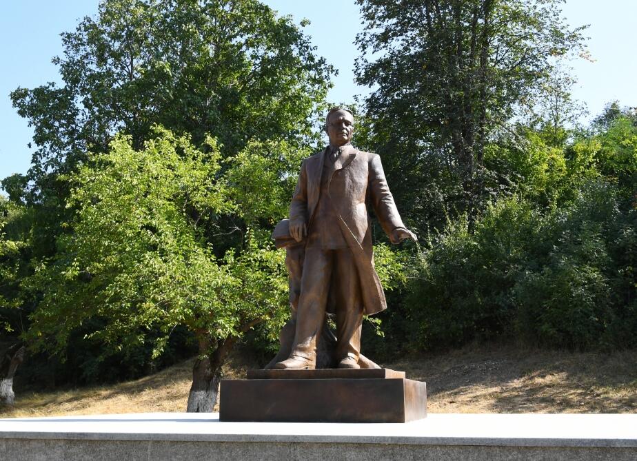 Президент Ильхам Алиев и первая леди Мехрибан Алиева приняли участие в открытии в Шуше памятника Узеиру Гаджибейли