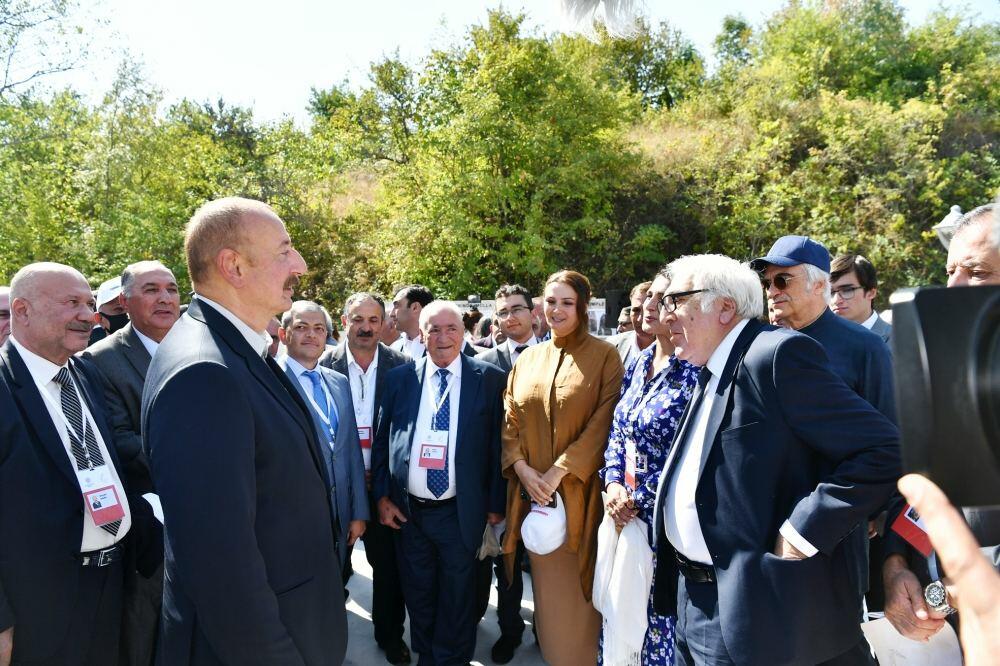 Президент Ильхам Алиев тепло побеседовал с участниками и шушинцами в рамках открытия Дней поэзии Вагифа в Шуше