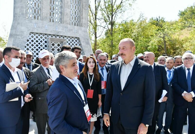 Президент Ильхам Алиев тепло побеседовал с участниками и шушинцами в рамках открытия Дней поэзии Вагифа в Шуше