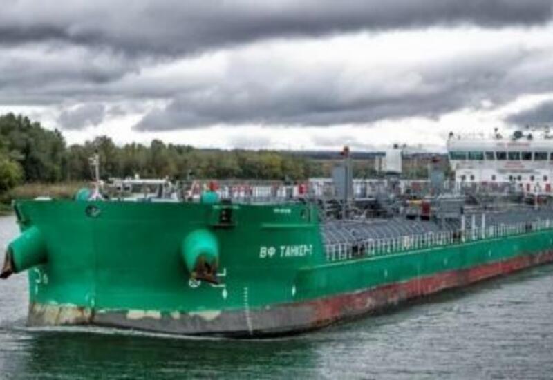 Судно, направляющееся из Астрахани в порт Баку, попало в «водную ловушку»