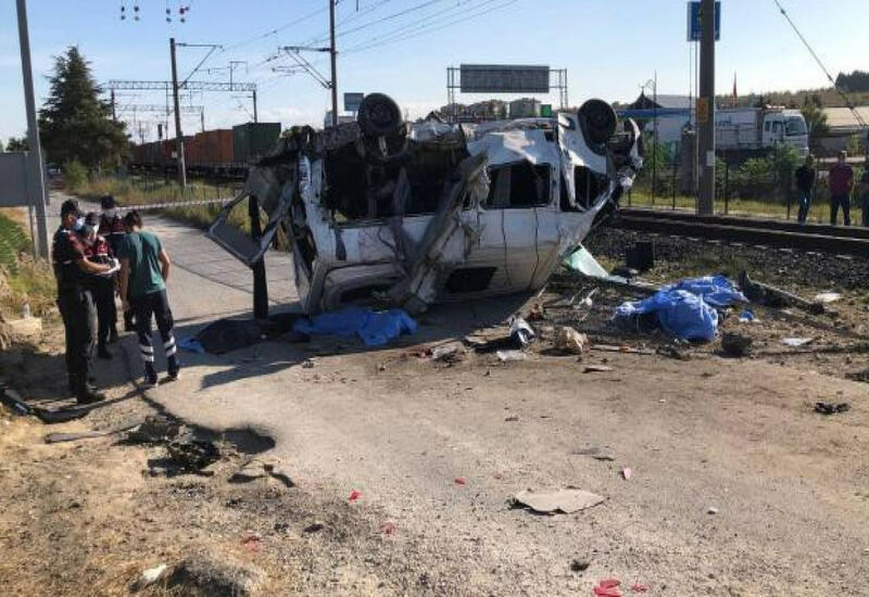 В Турции грузовой поезд врезался в микроавтобус, есть погибшие и пострадавшие