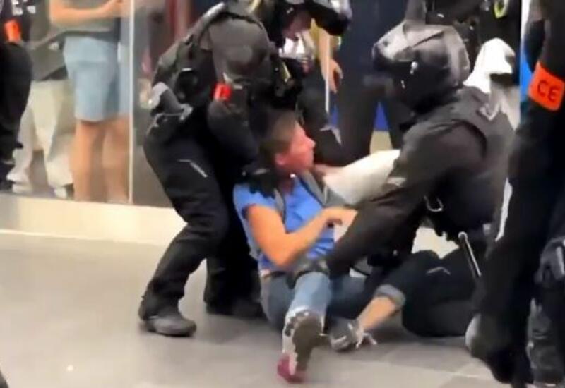 Во Франции полицейский избил дубинкой женщину, которая вошла в метро без маски